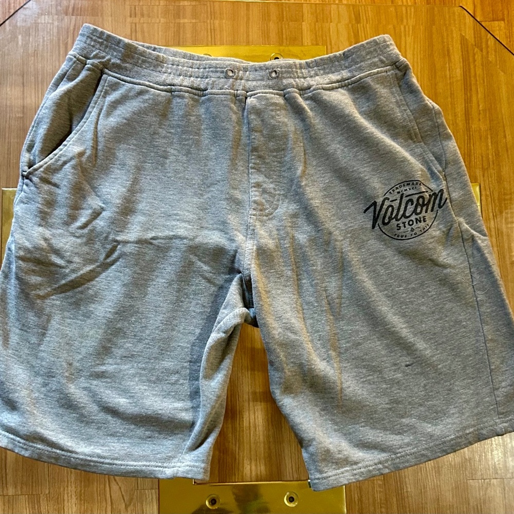 Volcom - Size Large Men's - Grey